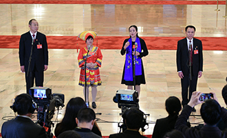 蔡松濤、杜麗群、楊小玲、賈立群代表接受采訪