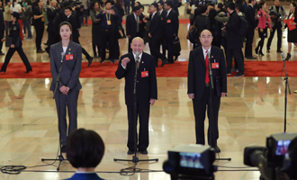 魏秋月、孟廣祿、薛晨陽代表接受采訪