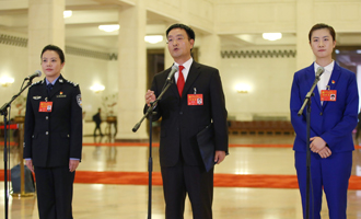 李貝、裴春亮、丁寧代表接受采訪