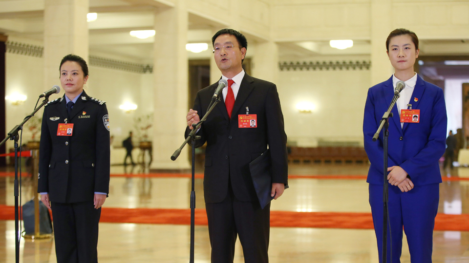 李貝、裴春亮、丁寧代表接受采訪