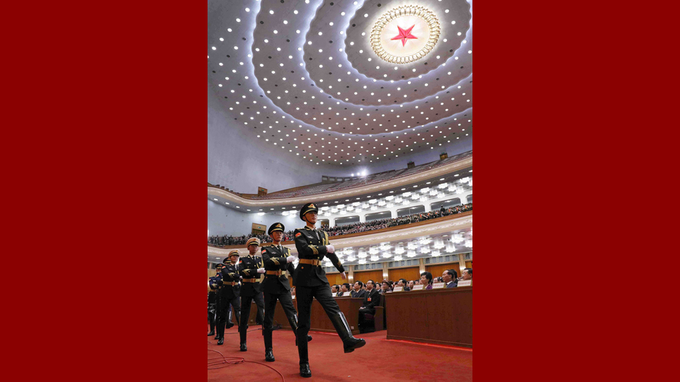 陸?？杖妰x仗兵正步行進(jìn)至主席臺(tái)前