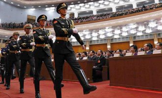 陸?？杖妰x仗兵正步行進(jìn)至主席臺前