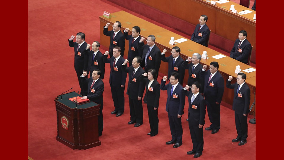 新當(dāng)選的全國人大常委會(huì)副委員長、秘書長進(jìn)行憲法宣誓