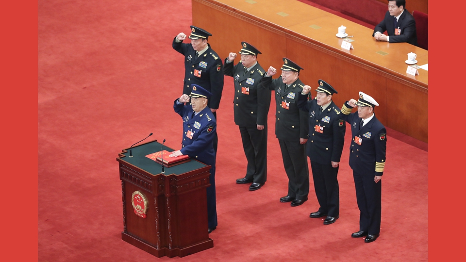 中央軍委副主席、委員進(jìn)行憲法宣誓