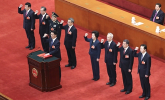 國務(wù)院副總理、國務(wù)委員、秘書長進(jìn)行憲法宣誓