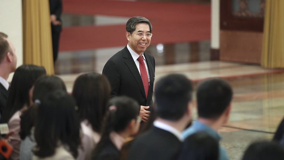 馬建堂步入“部長(zhǎng)通道”，準(zhǔn)備接受采訪