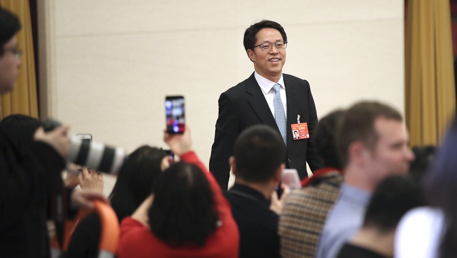 張曉明步入“部長(zhǎng)通道”，準(zhǔn)備接受采訪