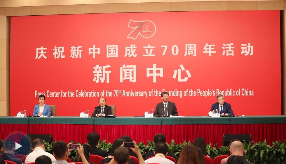 以新發(fā)展理念為引領(lǐng)，推進(jìn)中國(guó)經(jīng)濟(jì)平穩(wěn)健康可持續(xù)發(fā)展