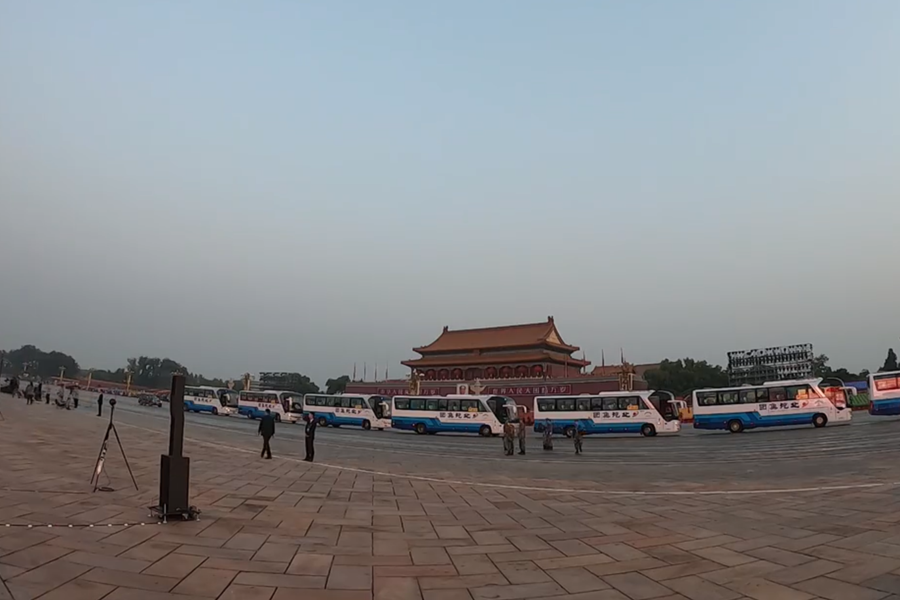 10月1日清晨的天安門城樓和長安街，燈火通明，正在準(zhǔn)備慶祝大會的工作人員雖然緊張忙碌，但仍顯得井然有序