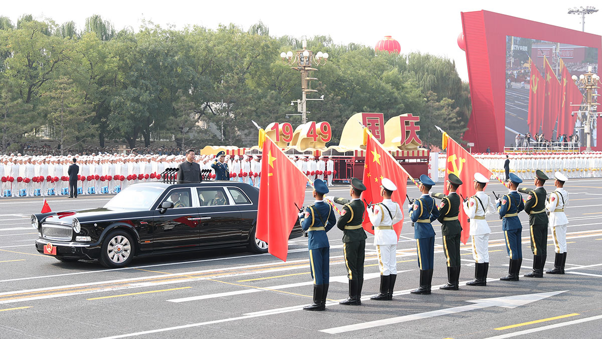 習(xí)近平驅(qū)車行進(jìn)至黨旗、國(guó)旗、軍旗前，向旗幟行注目禮