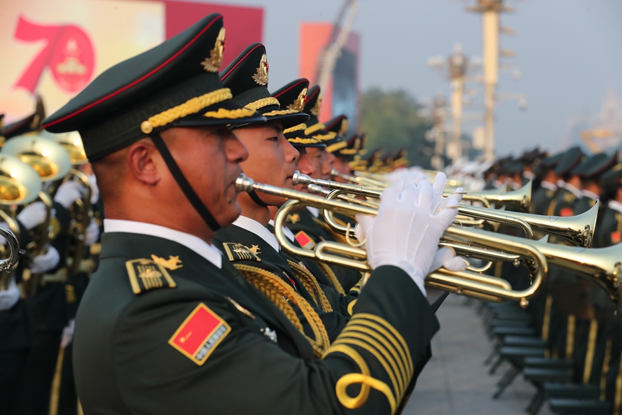 解放軍聯(lián)合軍樂團在廣場就位后進行準(zhǔn)備工作和試奏。據(jù)了解，解放軍聯(lián)合軍樂團此次演奏是從開國大典至今歷次閱兵以來演奏曲目最多的一次，不少曲目是為此次閱兵量身打造的全新作品，此次也是歷次女演奏員最多的一次。