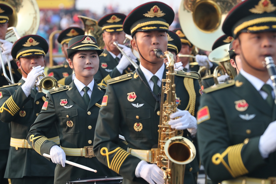 解放軍聯(lián)合軍樂團在廣場就位后進行準(zhǔn)備工作和試奏。據(jù)了解，解放軍聯(lián)合軍樂團此次演奏是從開國大典至今歷次閱兵以來演奏曲目最多的一次，不少曲目是為此次閱兵量身打造的全新作品，此次也是歷次女演奏員最多的一次。