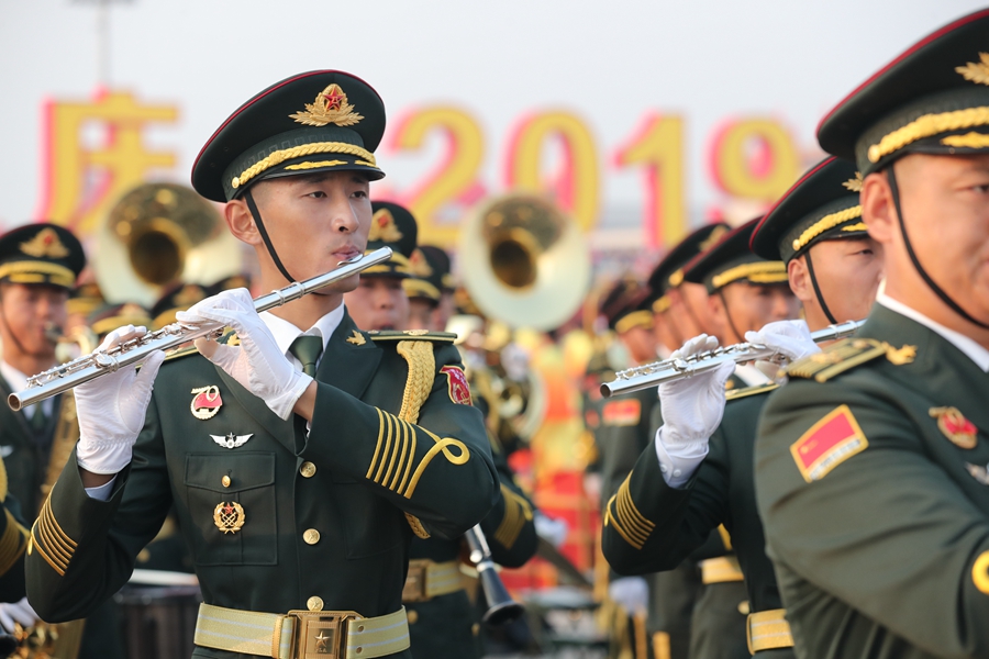 解放軍聯(lián)合軍樂團在廣場就位后進行準(zhǔn)備工作和試奏。據(jù)了解，解放軍聯(lián)合軍樂團此次演奏是從開國大典至今歷次閱兵以來演奏曲目最多的一次，不少曲目是為此次閱兵量身打造的全新作品，此次也是歷次女演奏員最多的一次。