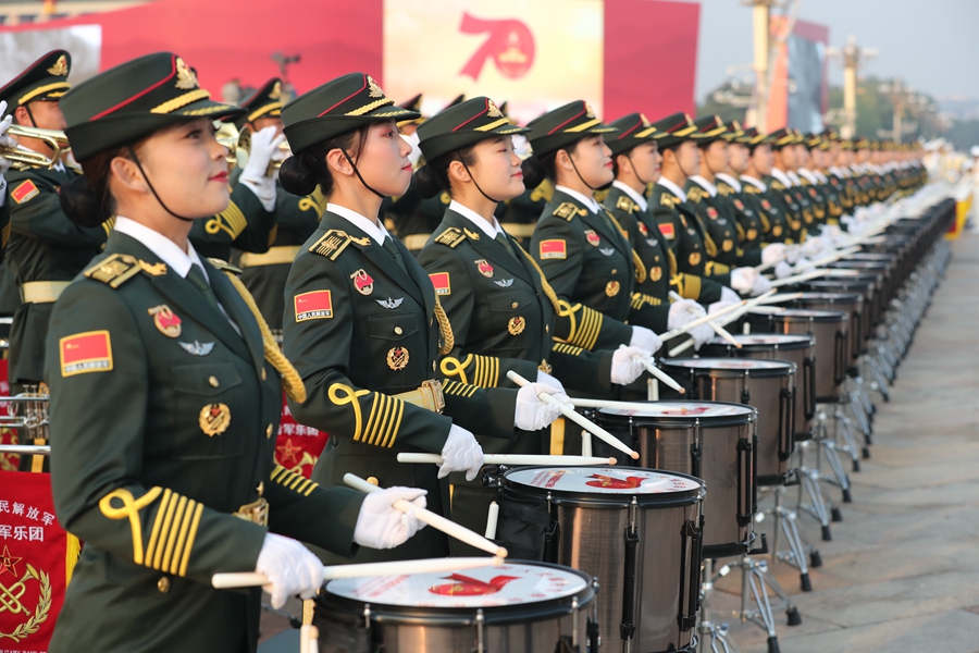 解放軍聯(lián)合軍樂團在廣場就位后進行準(zhǔn)備工作和試奏。據(jù)了解，解放軍聯(lián)合軍樂團此次演奏是從開國大典至今歷次閱兵以來演奏曲目最多的一次，不少曲目是為此次閱兵量身打造的全新作品，此次也是歷次女演奏員最多的一次。