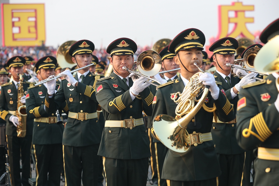 解放軍聯(lián)合軍樂團在廣場就位后進行準(zhǔn)備工作和試奏。據(jù)了解，解放軍聯(lián)合軍樂團此次演奏是從開國大典至今歷次閱兵以來演奏曲目最多的一次，不少曲目是為此次閱兵量身打造的全新作品，此次也是歷次女演奏員最多的一次。