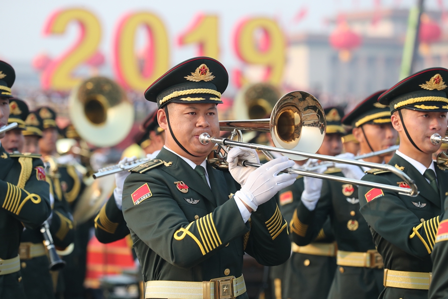 解放軍聯(lián)合軍樂團在廣場就位后進行準(zhǔn)備工作和試奏。據(jù)了解，解放軍聯(lián)合軍樂團此次演奏是從開國大典至今歷次閱兵以來演奏曲目最多的一次，不少曲目是為此次閱兵量身打造的全新作品，此次也是歷次女演奏員最多的一次。