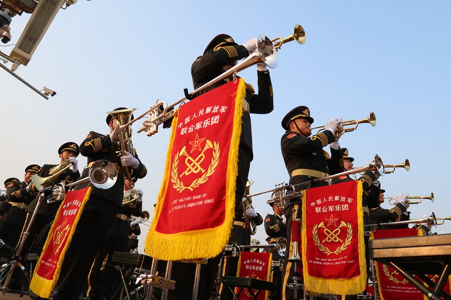 解放軍聯(lián)合軍樂團在廣場就位后進行準(zhǔn)備工作和試奏。據(jù)了解，解放軍聯(lián)合軍樂團此次演奏是從開國大典至今歷次閱兵以來演奏曲目最多的一次，不少曲目是為此次閱兵量身打造的全新作品，此次也是歷次女演奏員最多的一次。