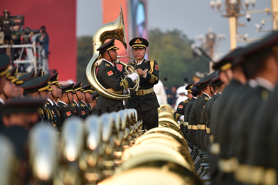 解放軍聯(lián)合軍樂團在廣場就位后進行準(zhǔn)備工作和試奏。據(jù)了解，解放軍聯(lián)合軍樂團此次演奏是從開國大典至今歷次閱兵以來演奏曲目最多的一次，不少曲目是為此次閱兵量身打造的全新作品，此次也是歷次女演奏員最多的一次。
