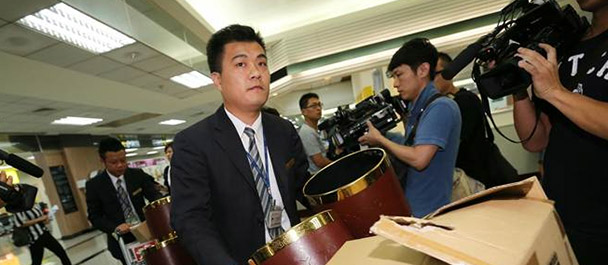 禮儀公司帶著遺體袋、骨灰壇協(xié)助處理善后