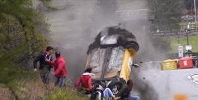史上最幸運(yùn)撞車！圍觀群眾躲過(guò)一劫