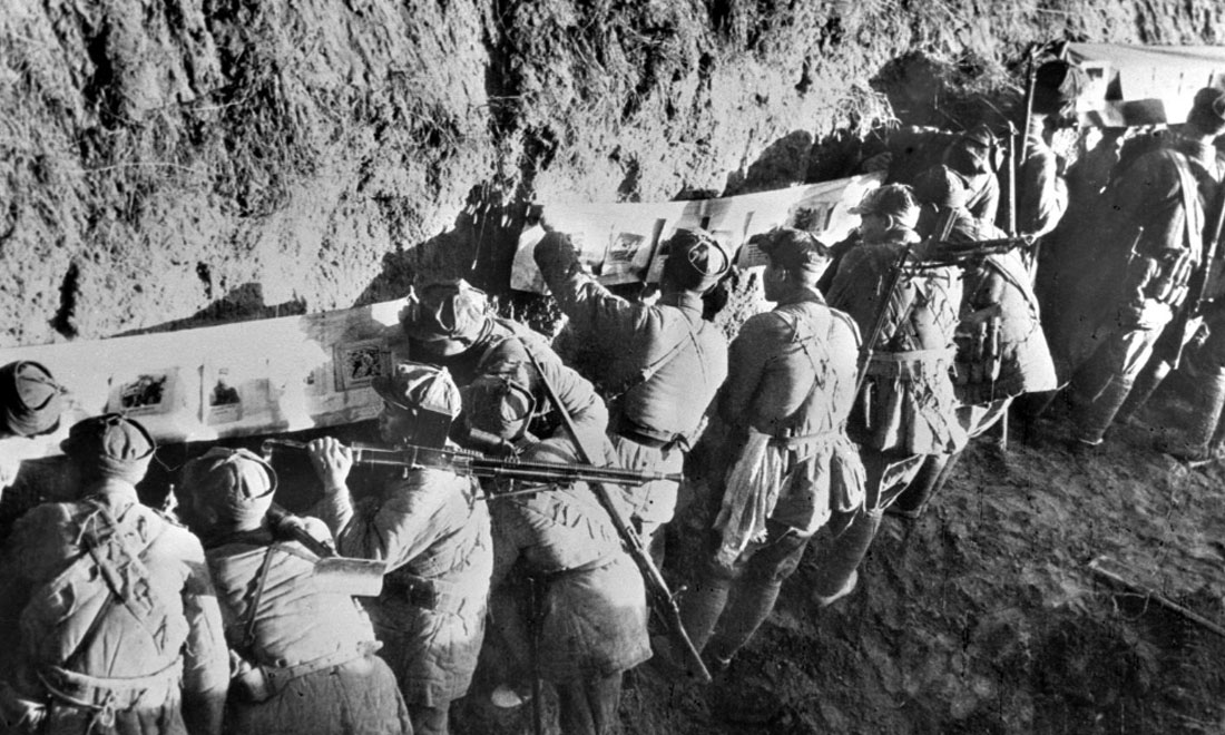 1948年冬，淮海戰(zhàn)役期間，雙堆集前沿陣地舉辦的戰(zhàn)地影展，深受解放軍戰(zhàn)士歡迎。新華社稿  袁克忠攝