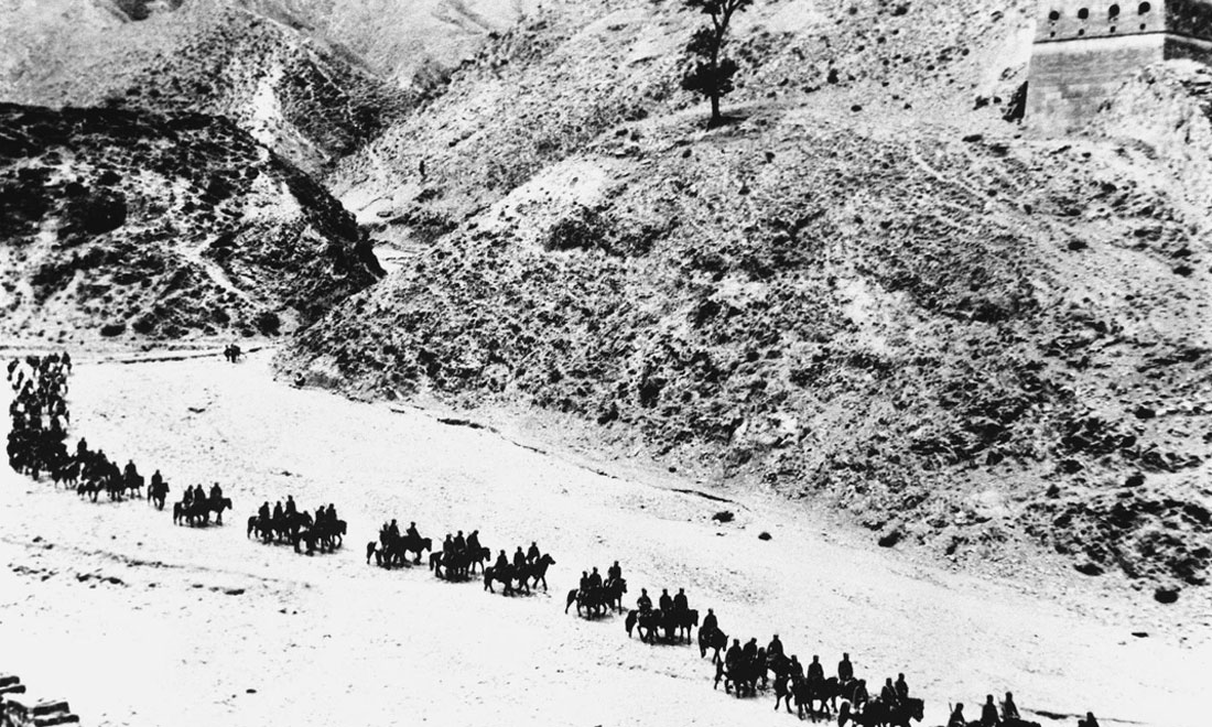 1937年11月太原失守后，八路軍向華北敵后挺進(jìn)，分兵發(fā)動(dòng)群眾，開(kāi)展敵后游擊戰(zhàn)爭(zhēng)，創(chuàng)建敵后根據(jù)地。新華社稿　沙飛攝