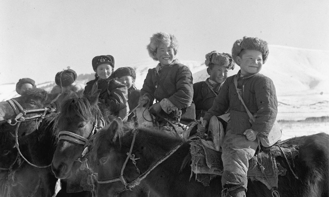 1964年春，新疆伊犁哈薩克自治州昭蘇縣的哈薩克族小學(xué)生們。新華社記者武純展攝