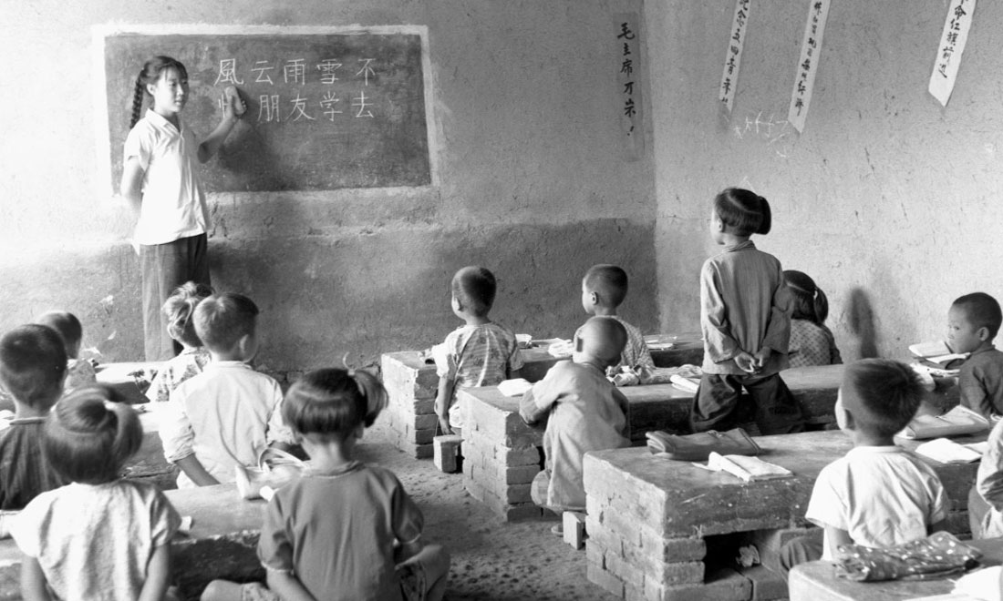 1964年夏，河北省壩縣煎茶鋪公社西煎大隊(duì)，一所耕讀小學(xué)的學(xué)生們?cè)谏险n。新華社記者梁一丁攝