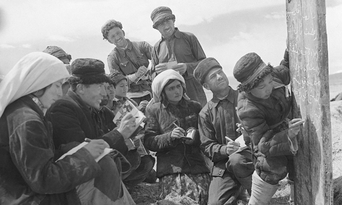 1960年6月，新疆慕士塔格峰下，大人們?cè)谛W(xué)生幫助下學(xué)習(xí)文化。新華社記者武純展攝
