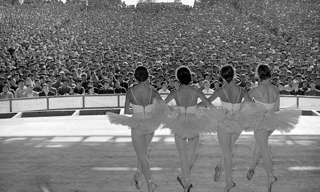 1957年10月，蘇聯(lián)國(guó)立新西伯利亞歌劇芭蕾舞劇院為北京石景山鋼鐵廠工人演出。新華社記者鄭震孫攝