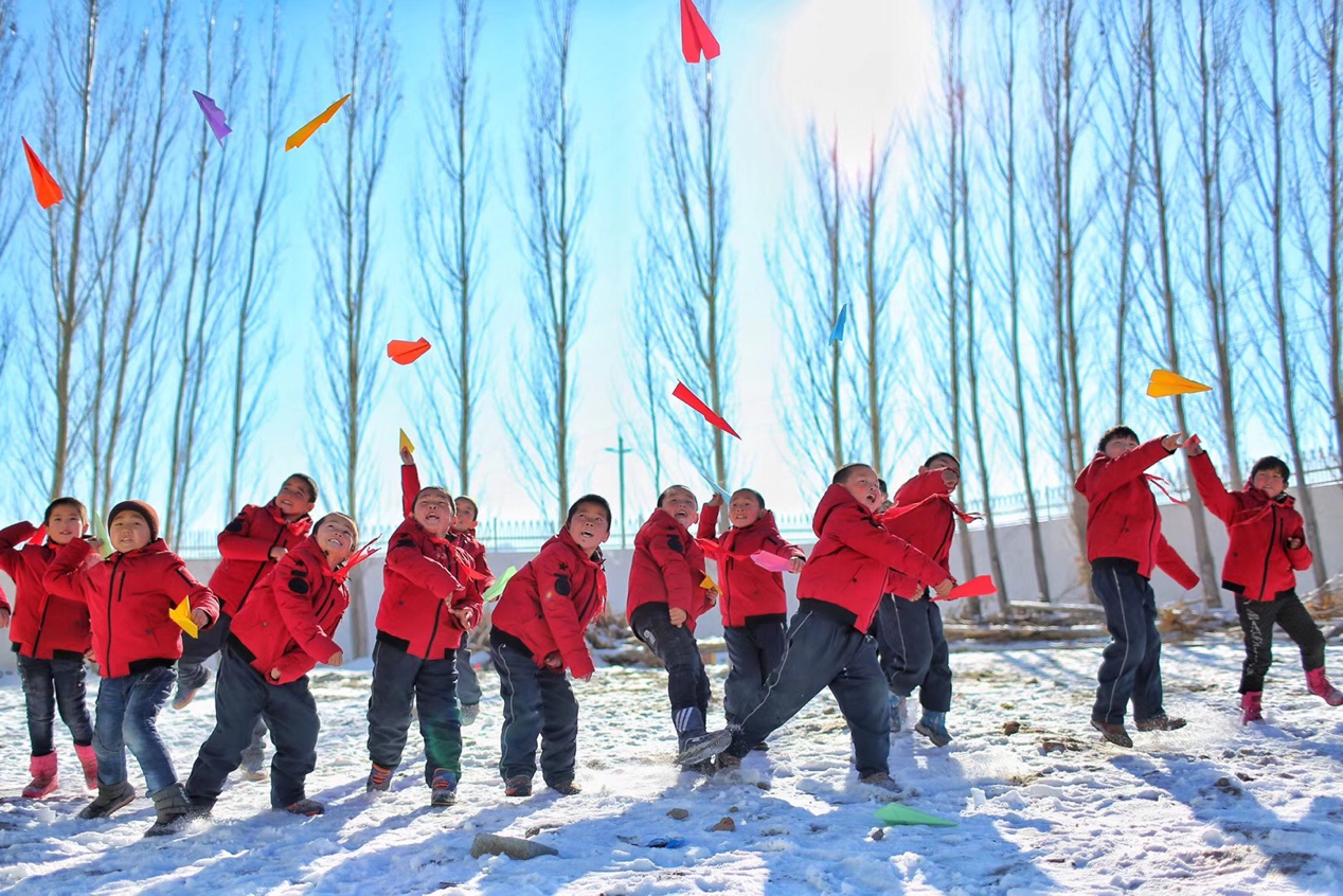 2017年11月15日， “多一克溫暖”公益行動走進北疆地區(qū)，實現(xiàn)了從物質(zhì)捐贈到“物質(zhì)+精神”溫暖的升級。 “體操冠軍”楊威、好妹妹樂隊等傾情加盟，不僅為孩子們帶來加厚羽絨服和御寒物資，還準備了溫暖的課堂。