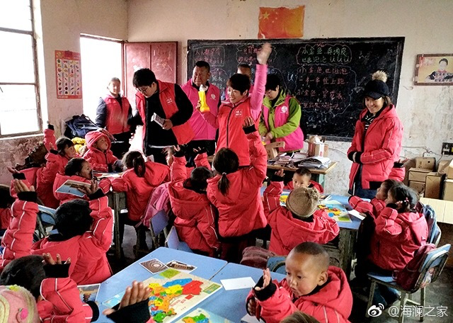 2018年，由海瀾之家攜手網(wǎng)易新聞打造的“多一課溫暖”課程平臺讓一間間溫暖的課堂走向深山與邊陲。帶著貼合孩子教育需求的線上內(nèi)容和教師、各領(lǐng)域KOL及愛心人士組成的愛心團隊，海瀾之家用實際行動為孩子的教育加溫，踐行“多一克溫暖”。