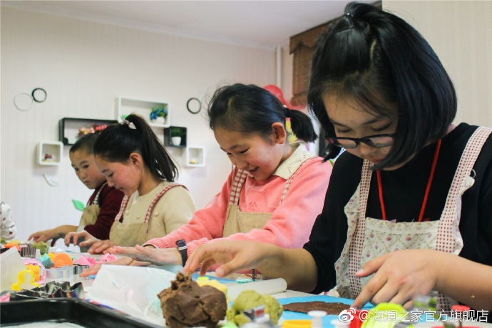 在北京，孩子們上了一節(jié)別開生面的廚藝課——手工DIY餅干。孩子們腦洞大開親自上手，從制作到出爐不僅留下了噴香的餅干，還留下了珍貴的回憶。親手做的餅干孩子們舍不得獨享，成為了回程路上最重要的“伴手禮”