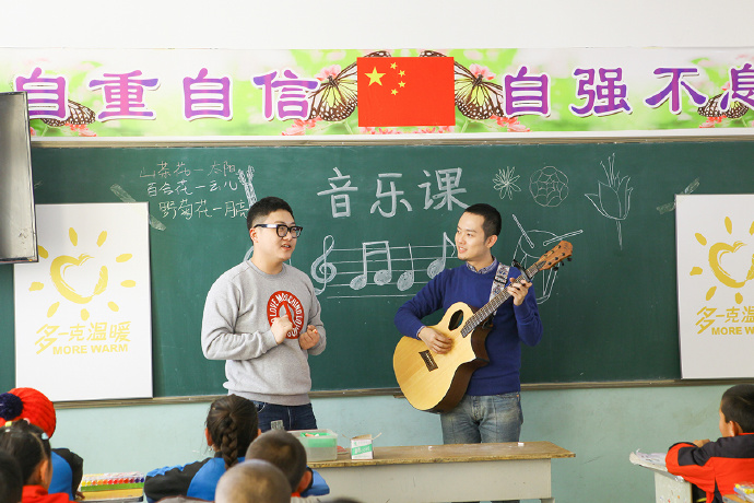 “多一克溫暖”公益活動的老朋友好妹妹樂隊，為孩子們帶來了音樂和繪畫課，用音符溫暖孩子們的心靈，用畫筆繪出更繽紛的世界。不斷匯聚的愛心，讓寒冷的北疆進入到更多人的視野當中，也讓孩子們臉上的笑容更燦爛。