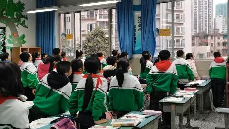 課上到一半，同學(xué)們卻把頭望向了外面！校長(zhǎng)說：點(diǎn)贊！