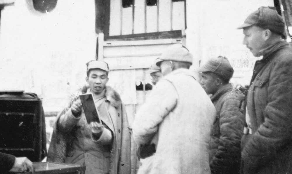 沙飛向參觀者講《晉察冀畫(huà)報(bào)》的制版情況。