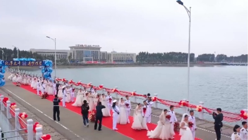 乘風(fēng)破浪來娶你！海軍某部30對新人舉行集體婚禮