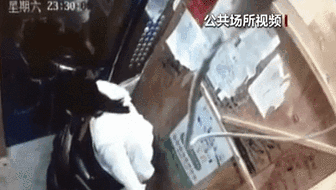 電梯內(nèi)突發(fā)自燃 電動車進(jìn)樓怎么禁？ 發(fā)現(xiàn)電瓶車有起火苗頭應(yīng)立刻撤離