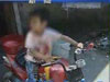 司機(jī)太小！3歲幼童駕"車"上路找媽媽