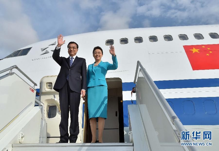 5月8日，應安哥拉總統(tǒng)多斯桑托斯邀請，中國國務院總理李克強乘專機抵達羅安達二月四日國際機場，開始對安哥拉進行正式訪問。李克強總理夫人程虹同機抵達。新華社記者 李濤 攝 