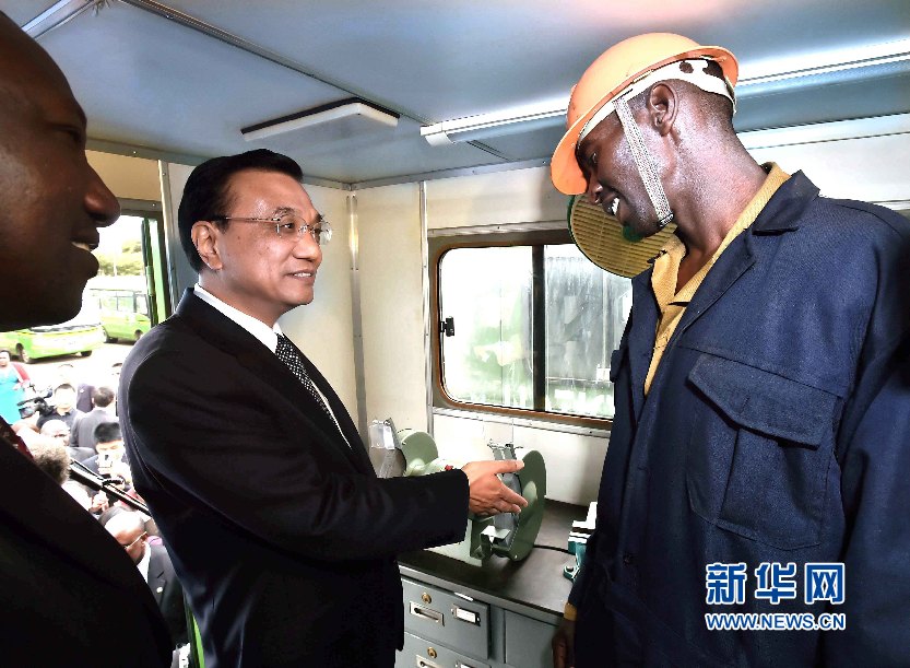5月11日，國務(wù)院總理李克強參觀肯尼亞國家青年服務(wù)隊。這是李克強與服務(wù)隊隊員親切交談。 新華社記者 李濤 攝