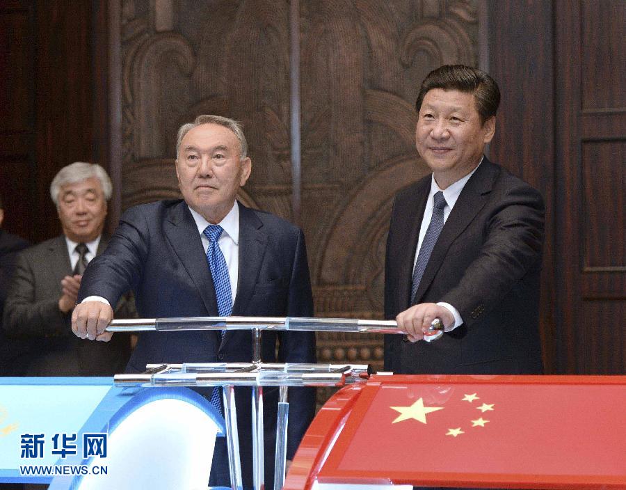 5月19日，國家主席習(xí)近平在上海同哈薩克斯坦總統(tǒng)納扎爾巴耶夫舉行會談。這是會談后，兩國元首共同出席中哈連云港物流場站項目遠程投產(chǎn)儀式。新華社記者 馬占成 攝 