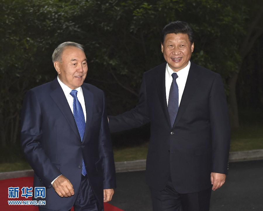  5月19日，中國國家主席習(xí)近平在上海同哈薩克斯坦總統(tǒng)納扎爾巴耶夫舉行會談。這是會談前，習(xí)近平在上海西郊會議中心廣場為納扎爾巴耶夫舉行歡迎儀式。新華社記者 馬占成 攝 