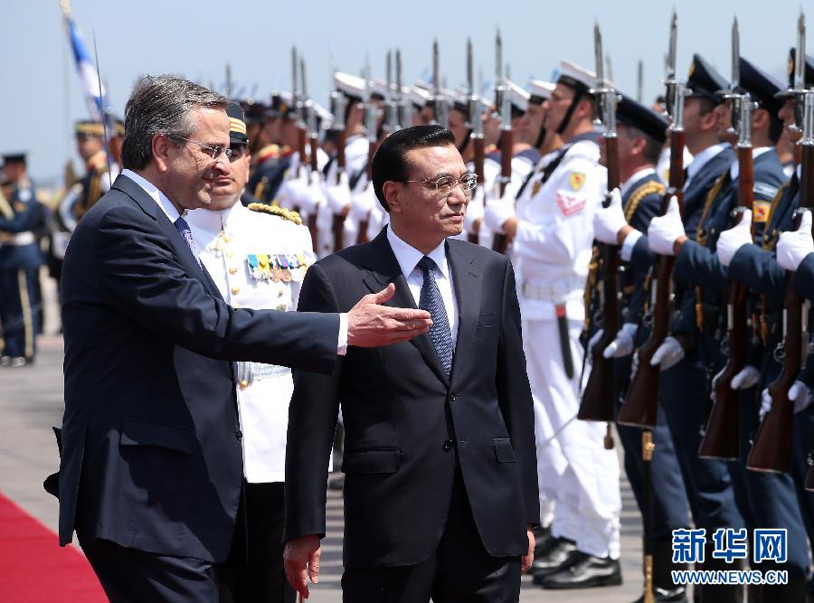 6月19日，國務(wù)院總理李克強乘專機抵達雅典國際機場，開始對希臘進行正式訪問。希臘總理薩馬拉斯在機場為李克強舉行隆重的歡迎儀式。這是李克強在薩馬拉斯的陪同下檢閱儀仗隊。新華社記者 龐興雷 攝  