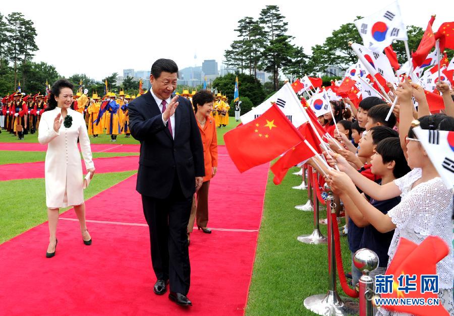 7月3日，國家主席習(xí)近平在首爾同韓國總統(tǒng)樸槿惠舉行會(huì)談。會(huì)談前，樸槿惠在青瓦臺(tái)總統(tǒng)府為習(xí)近平舉行隆重歡迎儀式。 新華社記者饒愛民攝 
