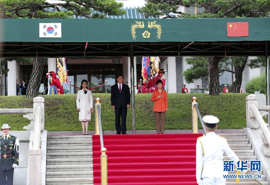 7月3日，國家主席習(xí)近平在首爾同韓國總統(tǒng)樸槿惠舉行會(huì)談。會(huì)談前，樸槿惠在青瓦臺(tái)總統(tǒng)府為習(xí)近平舉行隆重歡迎儀式。 新華社記者丁林?jǐn)z 