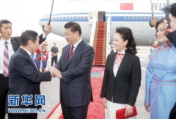 8月21日，國家主席習(xí)近平抵達(dá)烏蘭巴托，開始對蒙古國進(jìn)行國事訪問。習(xí)近平和夫人彭麗媛在機(jī)場受到蒙古國總理阿勒坦呼亞格夫婦熱情迎接。新華社記者鞠鵬攝