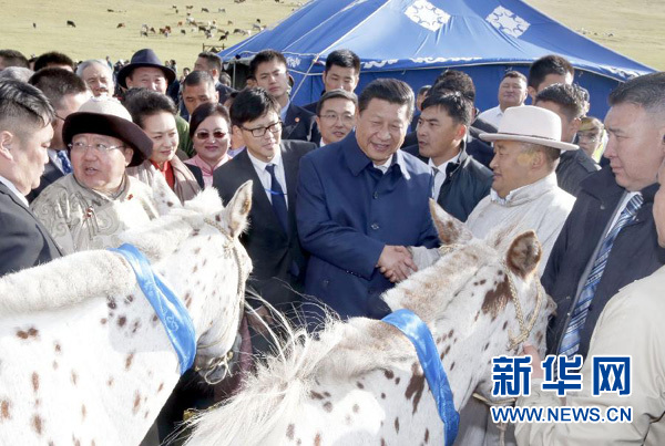 8月22日，國家主席習近平在蒙古國總統(tǒng)額勒貝格道爾吉陪同下前往烏蘭巴托市郊觀看那達慕。額勒貝格道爾吉向習近平夫婦贈送兩匹蒙古馬。習近平為兩匹馬分別取名阿爾泰和克魯倫，寓意中蒙兩國山水相連、睦鄰友好。新華社記者 鞠鵬 攝