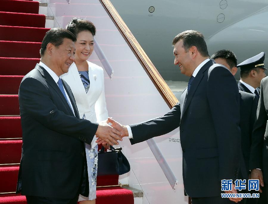 9月11日，國家主席習(xí)近平抵達(dá)杜尚別，應(yīng)塔吉克斯坦總統(tǒng)拉赫蒙邀請，出席上海合作組織成員國元首理事會(huì)第十四次會(huì)議并對塔吉克斯坦進(jìn)行國事訪問。習(xí)近平和夫人彭麗媛在機(jī)場受到塔吉克斯坦總理拉蘇爾佐達(dá)等熱情迎接。新華社記者 鞠鵬 攝 