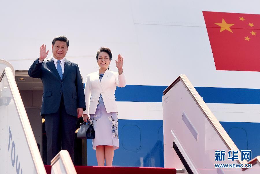9月11日，中國國家主席習(xí)近平抵達(dá)杜尚別，應(yīng)塔吉克斯坦總統(tǒng)拉赫蒙邀請，出席上海合作組織成員國元首理事會(huì)第十四次會(huì)議并對塔吉克斯坦進(jìn)行國事訪問。這是習(xí)近平和夫人彭麗媛走出機(jī)艙。新華社記者 馬占成 攝 